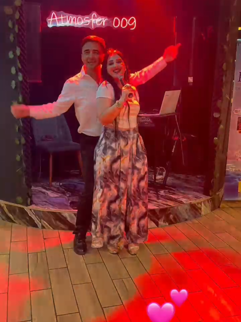 Asya Yeraz sevənlər hər gün saat 22:00 da Xırdalanda yerləşən Atmosfer restoranında gözləyirik @Ulvi_esed_official 🙋‍♀️🥰🧿👍👏 #asyayeraz #tik_tok #kesfetteyiz #sevgi #trending 