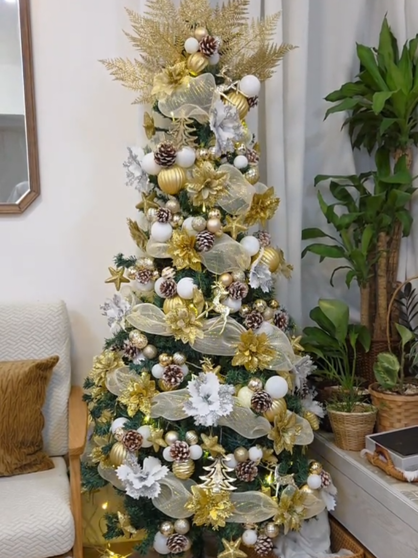 Our 2025 Christmas tree, glowing in gold and white. 🤍💛🎄  🛒Check out Items used in my showcase! 🛒 @Robert James  #christmas #christmastiktok #christmastree #christmas2025 #christmasdecor 
