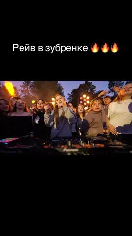 На видео фрагменты ежегодного фестиваля ТОР SDJ 2025, где дети диджеи играют музыку для сверстников на летней площадке в НДЦ Зубренок. 