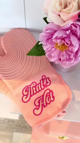 I bet these iconic oven mitts are better than yours 💅✨ #parishilton #pink #cookware #ovenmitt #gloves 