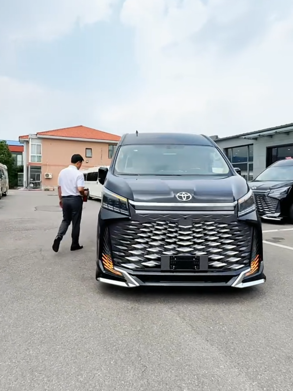 Black HiAce 2025 – Elegance Meets Power 🖤🔥