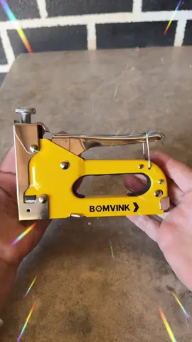 Grampeador de Tapeceiro Alta Pressão Profissional para Estofados Desenvolvido com design inteligente, estrutura robusta, e mecanismo de alta pressão, o seu dia-a-dia terá mais praticidade e eficiência. Para profissionais e entusiastas de tapeçaria, decoração, artesanato, reparos e muito mais Alta Resistência e Durabilidade Agora você poderá realizar trabalhos de tapeçaria com precisão e eficiência com o kit conjunto profissional de Grampeador de Alta Pressão Manual. Fixação Firme e Segura O grampeador de alta pressão manual oferece uma fixação firme e segura em uma grande variedade de materiais, desde estofados até madeiras, garantindo resultados profissionais em cada projeto. Com sua operação manual, você tem controle total sobre a pressão e a precisão dos grampos, permitindo que você trabalhe com confiança e agilidade. Ferramenta Versátil e Multitarefas Com sua capacidade de operar em alta pressão, este grampeador oferece uma fixação segura e em uma grande variedade de materiais, incluindo: madeira, tecido, plástico dentre outros.  Maximize Seus Projetos de Tapeçaria com esta Ferramenta Multifuncional! Garanta já o seu! Detalhes do Produto - Indicado: tapeçaria, decoração, artesanato, reparos e muito mais - Executa todas as tarefas de forma: rápida, organizada e profissional. - Compacto e funcional - Muito leve - Fácil de usar - Aceita grampos: de 4 mm, 6mm, e 8mm - Gatilho de Alta Pressão. - Garantia: 30 dias Itens Inclusos: - 1 Grampeador - 100 Grampos Produto: Grampeador de Tapeceiro Alta Pressão Profissional Manual + 100 grampos Garantia: 30 dias Indicações: tapeçaria, decoração, artesanato, reparos e muito mais  #grampeadordetapeceiro #vendastiktok #tiktokshop #TikTok #vairalvideo 