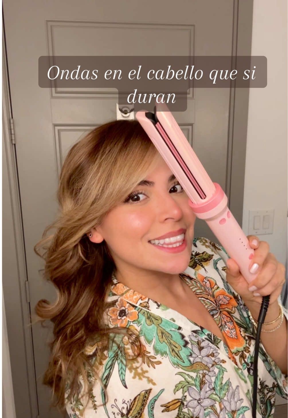 Como hacerte ondas en el cabello que duren mucho tiempo? Es que la mayoria cuando te haces peinados se bajan las ondas, y al final de la noche ya no tienes nada de onditas!! Esta 3 en 1 esta buenisima! Sirve para alisar el cabello y sobre todo para hacer ondas! Me encanta que bota tambien aire frio lo cual sella la onda automáticamente y obvio, daña mucho menos el cabello y lo deja brilloso 😍 #ondasconplancha #ondascabello #ondasenelcabello #ideasdepeinados #FORLIFA #5MinuteHairChallenge #HairTok #Peinado #TutorialDePeinado @FORLIFA 