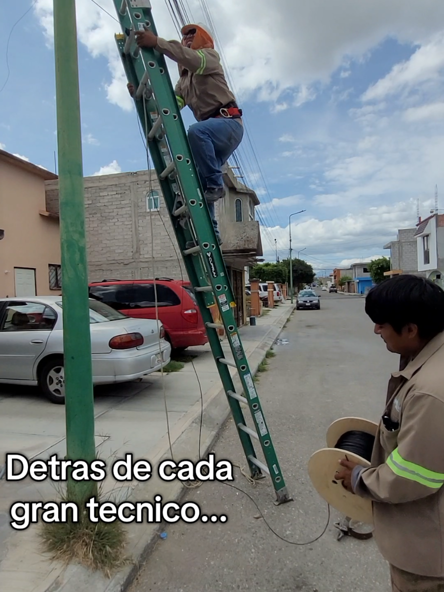 Detras de cada gran tecnico esta siempre su ayudante estrella ⭐️ si señor!! #tecnico #telecomunicaciones #fibraoptica #humor #instalacion 