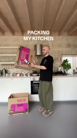 Maybe I’m being naive but this packing is going a lot easier than expected. And so, it’s time to pack up the kitchen…if only it really took less than 30 seconds 📦  #packwithme #movinghouse #movinghome #newhouse #asmr 