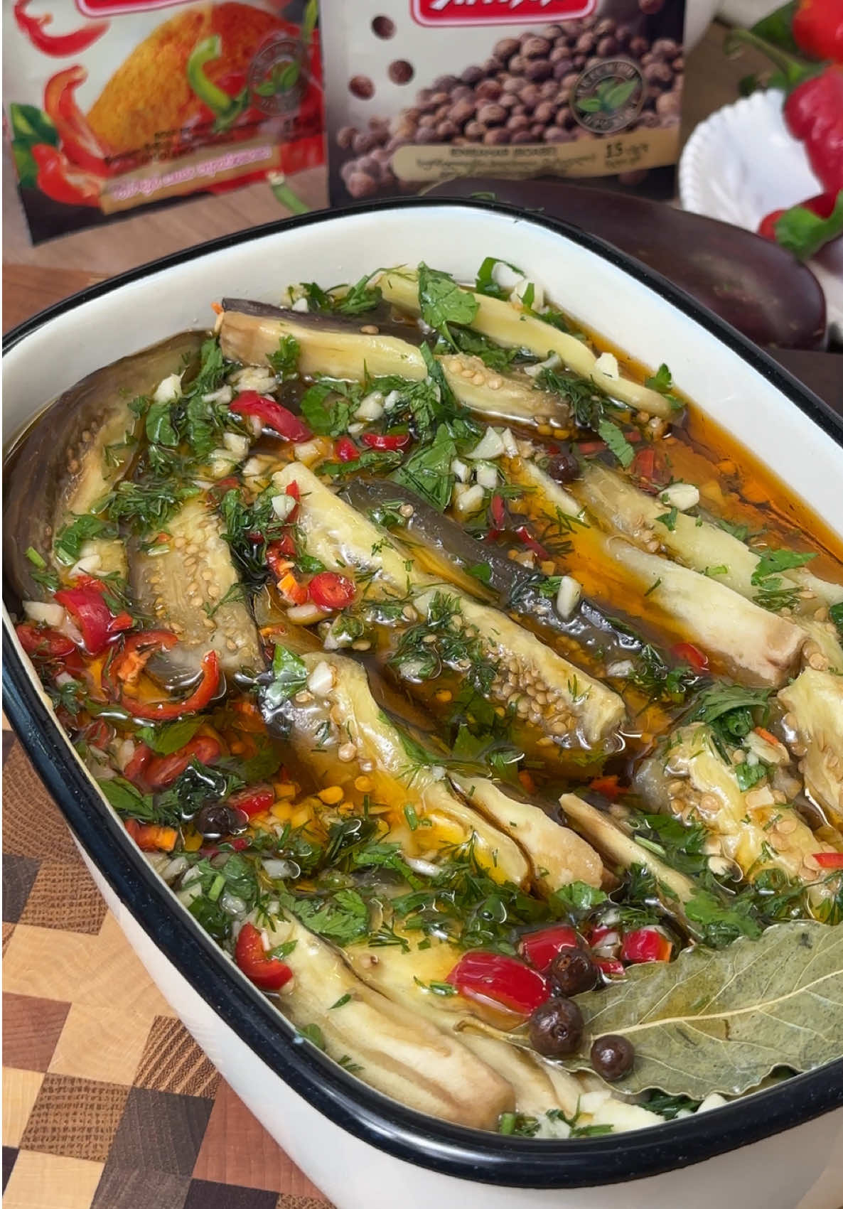 Мариновані баклажани 🍆 прекрасний рецепт до будь якого гарніру , вже полюбився багатьом , спробуйте 🤗 Інгредієнти: 🌿баклажани 7-8 шт  🌿часник 9 зуб. , перець гострий 1-2 шт  🌿петрушка , кріп (можна без зелені )  Маринад: Спеції: паприка 1 ч.л.  , лавровий лист 2 шт, духмяний перець горошком 6 шт якісні, натуральні від бренду @yamuna.spices  Вода 150 мл , оцет 9% 200 мл (я взяла яблучний ) , цукор 150- 200 гр , сіль 2 ст.л. , олія 150-200 мл