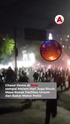 Demonstrasi di Solo siang hari hingga malam hari, Jumat (29/8) diwarnai kericuhan. Kericuhan terjadi diberbagai titik sepertu Disekitar Gladak atau Balai Kota Surakarta. Sejumlah masa membakar fasilitas umum dan motor polisi. Polisi juga terlihat menemb*kan gas air mata ke demonstran. Follow terus @ayoindonesiacom #demosolo #demosolomalamhari #surakarta #solo