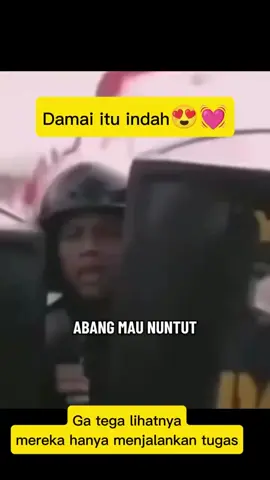 Damai itu indah, jangan mau kita dibenturkan, masyarakat dengan polisi dan juga sebaliknya, polisi dengan masyarakat. Ayo cooling down Sobat Kabar Terdepan 🙏🙏 #polisi #demo #ojol #kabarterdepan #jakarta 