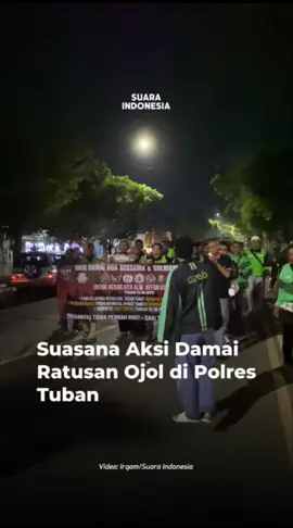 Ratusan pengemudi ojek online (ojol) yang tergabung dari beberapa komunitas di Kabupaten Tuban, melakukan aksi damai dan doa bersama di Polres Tuban, Jumat (29/8/2025) malam.  Aksi ini merupakan bagian dari solidaritas atas insiden tewasnya pengemudi ojol, Affan Kurniawan (21), yang dilindas kendaraan rantis Brimob dalam demo di Jakarta pada Kamis (28/8/2025) malam. Pantuan di lokasi, para pengemudi ojol berorasi sambil membentangkan spanduk dan poster yang berisi aspirasi serta tuntutan. Mereka juga terlihat menyalakan lilin sambil melantunkan selawat saat menuju lapangan Mapolres Tuban.  Setiba di lapangan, pengemudi ojol sempat berdialog dengan Kapolres Tuban AKBP William Cornelius Tanasale, yang kemudian melaksanakan salat ghaib bersama di masjid setempat. Baca berita menarik lainnya di Suara Indonesia (klik tautan di bio @suaraindonesiatuban ) #suaraindonesia #tuban #kabupatentuban #ojol #polrestuban  