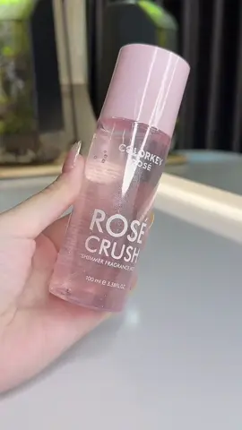 𝐗𝐢̣𝐭 𝐓𝐡𝐨̛𝐦 𝐓𝐨𝐚̀𝐧 𝐓𝐡𝐚̂𝐧 𝐁𝐨𝐝𝐲 𝐌𝐢𝐬𝐭 𝐂𝐎𝐋𝐎𝐑𝐊𝐄𝐘 𝐑𝐎𝐒𝐄́ 𝐂𝐑𝐔𝐒𝐇 𝐇𝐮̛𝐨̛𝐧𝐠 𝐓𝐡𝐨̛𝐦 𝐍𝐠𝐨̣𝐭 𝐍𝐠𝐚̀𝐨, 𝐓𝐮̛𝐨̛𝐢 𝐌𝐨̛́𝐢 / 100ml 👉🏻 Colorkey Rose Crush Shimmer Fragrance Mist – xịt thơm body kết hợp ánh nhũ siêu xinhhhh ✨ Hương hoa hồng dịu ngọt, thanh mát ✨ Ánh nhũ nhẹ giúp làn da rạng rỡ dưới nắng ✨ Thiết kế nhỏ gọn – tiện lợi mang theo mọi lúc, mọi nơi 🌬 Xịt một chút là 