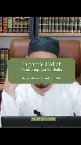 “L’imam des gens de la Sunna, Ahmad ibn Hanbal (mort en 241 H), affirmait la réalité de la lettre (harf) et du son (sawt) [dans la parole d’Allah].” ✅ Abdullah (fils d’Ahmad) rapporte : « J’ai demandé à mon père رحمه الله à propos de certains groupes qui disent : “Quand Allah a parlé à Moïse, Il ne l’a pas fait avec une voix (son) ?” Il répondit : “Bien sûr que si ! Ton Seigneur - عز وجل - a parlé avec une voix. Nous rapportons ces hadiths tels qu’ils sont venus.” » ✅ Il (Ahmad) dit aussi à propos du hadith d’Ibn Masʿûd : « “Lorsque Allah parle, on entend un son comme le grincement d’une chaîne sur une pierre lisse.” Il dit : “Les jahmites (groupe hérétique) nient cela.” Et encore : “Ceux-là sont des mécréants, ils veulent tromper les gens. Celui qui prétend qu’Allah ne parle pas est un mécréant. Nous rapportons ces hadiths tels qu’ils nous sont parvenus.” ✅ Abû Bakr al-Khallâl rapporte : « Muhammad ibn ʿAlî a dit : Yaʿqûb ibn Bakhtân a dit : On demanda à Abû ʿAbdillâh (Ahmad) à propos de celui qui prétend qu’Allah ne parle pas avec une voix. Il répondit : “Mais si, Allah parle, gloire à Lui, avec une voix.” ✅ Al-Marrûdhî rapporte : « J’ai entendu Abû ʿAbdillâh (Ahmad) alors qu’on lui disait : “ʿAbd al-Wahhâb a dit : ‘Celui qui prétend qu’Allah a parlé à Moïse sans voix est un jahmite, un ennemi d’Allah et un ennemi de l’islam.’” Alors Ahmad sourit et dit : “Comme c’est bien dit ! Qu’Allah le préserve.” ✅ Abû Yaʿlâ a dit : « Ahmad a affirmé, dans plusieurs de ses réponses, la voix (sawt). » ✅ Dans “Ar-Radd ʿala al-Jahmiyya wal-Zanādiqa”, Ahmad dit à propos de la parole d’Allah à Moïse : « Lorsque les arguments l’ont coincé, l’adversaire dit : “Allah a parlé à Moïse, mais Sa parole est autre chose que Lui.” Alors nous avons dit : “Et cette ‘autre chose’ est-elle créée ?” Il dit : “Oui.” Nous avons dit : “C’est la même chose que ce que vous disiez au début, sauf que vous essayez d’adoucir vos propos.” » ✅ Il cite ensuite un hadith attribué à Az-Zuhrî : « Lorsque Moïse entendit la parole de son Seigneur, il dit : “Ô Seigneur, est-ce bien Ta propre parole que j’ai entendue ?” Allah répondit : “Oui, ô Moïse, c’est bien Ma parole. Je t’ai parlé avec la puissance de dix mille langues, et J’ai la puissance de toutes les langues, et même plus encore. Mais Je t’ai parlé selon ce que ton corps pouvait supporter. Si Je t’avais parlé avec plus de puissance, tu en serais mort.” Puis, quand Moïse retourna auprès de son peuple, ils lui dirent : “Décris-nous la parole de ton Seigneur.” Il répondit : “Gloire à Allah ! Puis-je vous la décrire ?” Ils dirent : “Alors compare-la à quelque chose.” Il dit : “Avez-vous entendu les tonnerres ? Imaginez leur puissance mêlée à la douceur la plus agréable que vous ayez jamais entendue. C’est un peu comme cela.” » ✅ Abû al-Fadl at-Tamîmî dit dans ʿAqīdat Imâm Ahmad : “Il (Ahmad) disait : Le Coran, quelle que soit sa forme, n’est pas créé. Et qu’Allah - تعالى - parle avec des lettres et une voix.”