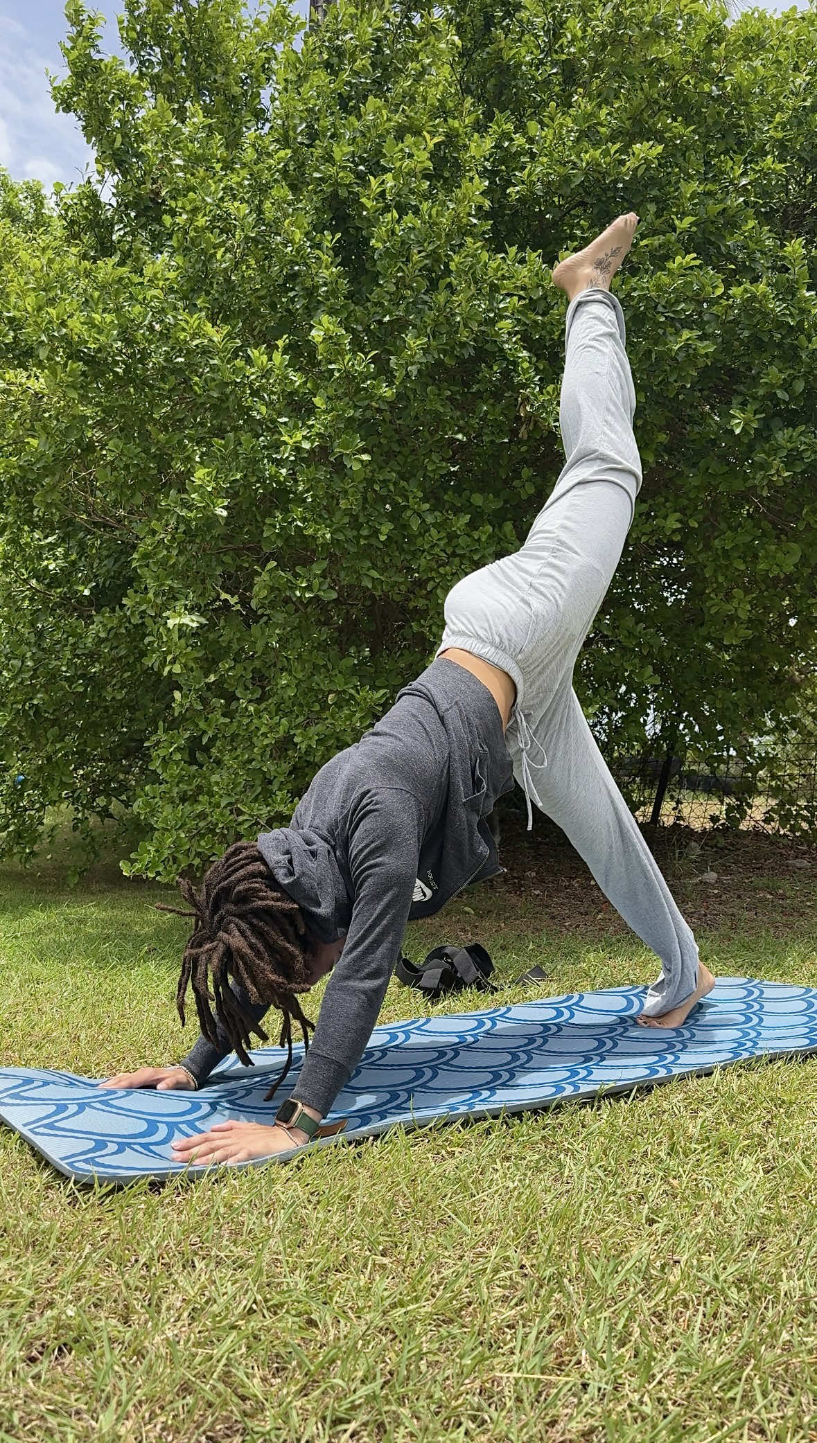 Need a quick boost to start your day?☀️  Add this quick power yoga flow to your next morning routine.  #vgfitness #athomeyoga #poweryoga #morningyoga #mobility      