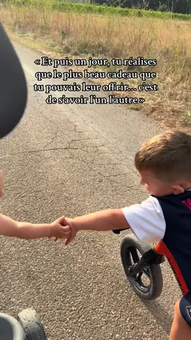 Et c’est à ce moment là que tu te souviens pourquoi tu as voulu deux enfants rapprochés ❤️ #famille #family #enfantsrapprochés #amour #frereetsoeur 