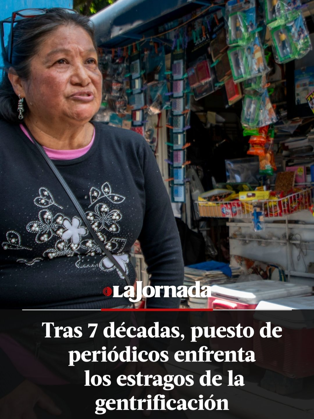 🗞️ En la esquina de Alfonso Reyes y Saltillo, en la colonia Hipódromo Condesa, resiste un pequeño puesto de #periódicos y revistas que ha perdurado durante casi 70 años. Susana Alaniz, dueña del local, aseguró que su espacio vive bajo amenaza constante, pues en tres ocasiones la #AlcaldíaCuauhtémoc y encargados de obras de nuevos edificios han intentado retirarlo. Más información: https://www.jornada.com.mx/noticia/2025/08/29/capital/tras-7-decadas-de-operar-puesto-de-periodicos-enfrenta-los-estragos-de-la-gentrificacion #VideosLaJornada / Jair Cabrera Torres