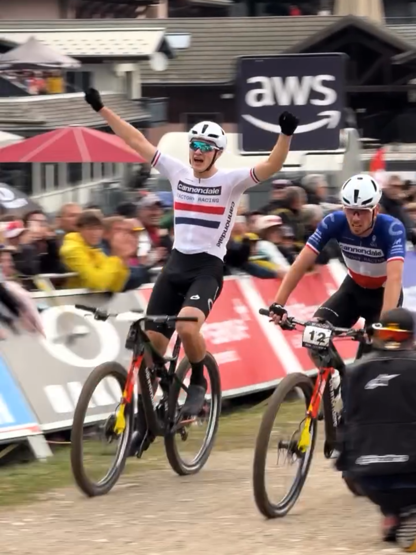 Champions, teammates, friends 🙌🏻 Charlie Aldridge and Luca Martin battled all the way to the line to finish 1-2 for Cannaondale Factory Racing in the Men’s XCC UCI Mountain bike World Series at Les Gets, Haute-Savoie