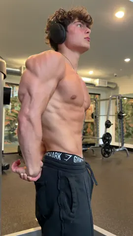 I love curls #gym #aesthetics #shredded #gymmotivation #fyp 