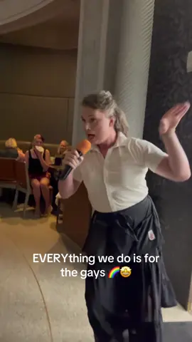 @Petralina Rae is the QUEEN 👑💅 #singingservers #singingserver #broadway #deathbecomesher #forthegays 