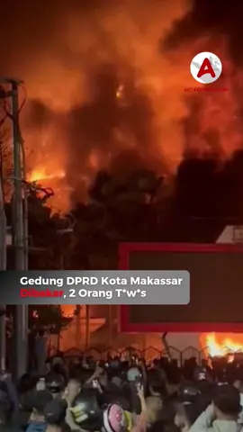 Aksi unjuk rasa di Makassar pada Jumat (29/8) malam berujung tragis setelah Gedung DPRD Kota Makassar dibakar massa. Ribuan warga menyaksikan langsung gedung perwakilan rakyat itu dilalap api. Ledakan dari sejumlah kendaraan yang terparkir di area kantor turut memicu sorakan dari sebagian warga. Sejumlah mobil diketahui hangus terbakar, meski jumlahnya belum dapat dipastikan. Dari insiden tersebut, dua orang dilaporkan meninggal dunia. Korban masing-masing adalah Kepala Seksi Kesejahteraan Rakyat (Kasi Kesra) Kecamatan Ujung Tanah, Syaiful, serta anggota Satpol PP bernama Budi. Keduanya kini berada di RS Grestelina, Makassar. 