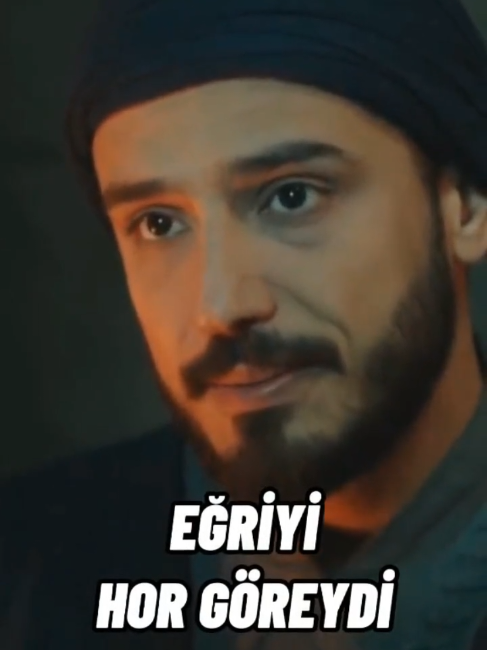 İnsan, gölgesinden bile dümdüz yürüyemez; eğrilik de doğruluk da imtihandır. Bugün eğri dediğin yarın doğrulabilir, bugün doğru sandığın bir gün eğrilebilir. Belki de asıl sır, başkası hakkında hüküm vermemekte saklıdır. Tevazu ile eğilen kalbi, Rabb’in dilediği vakit doğrultur; ve insan en sahici doğruluğu, secdede bulur.  #namaz #zaman #rab #insan #keşfet 