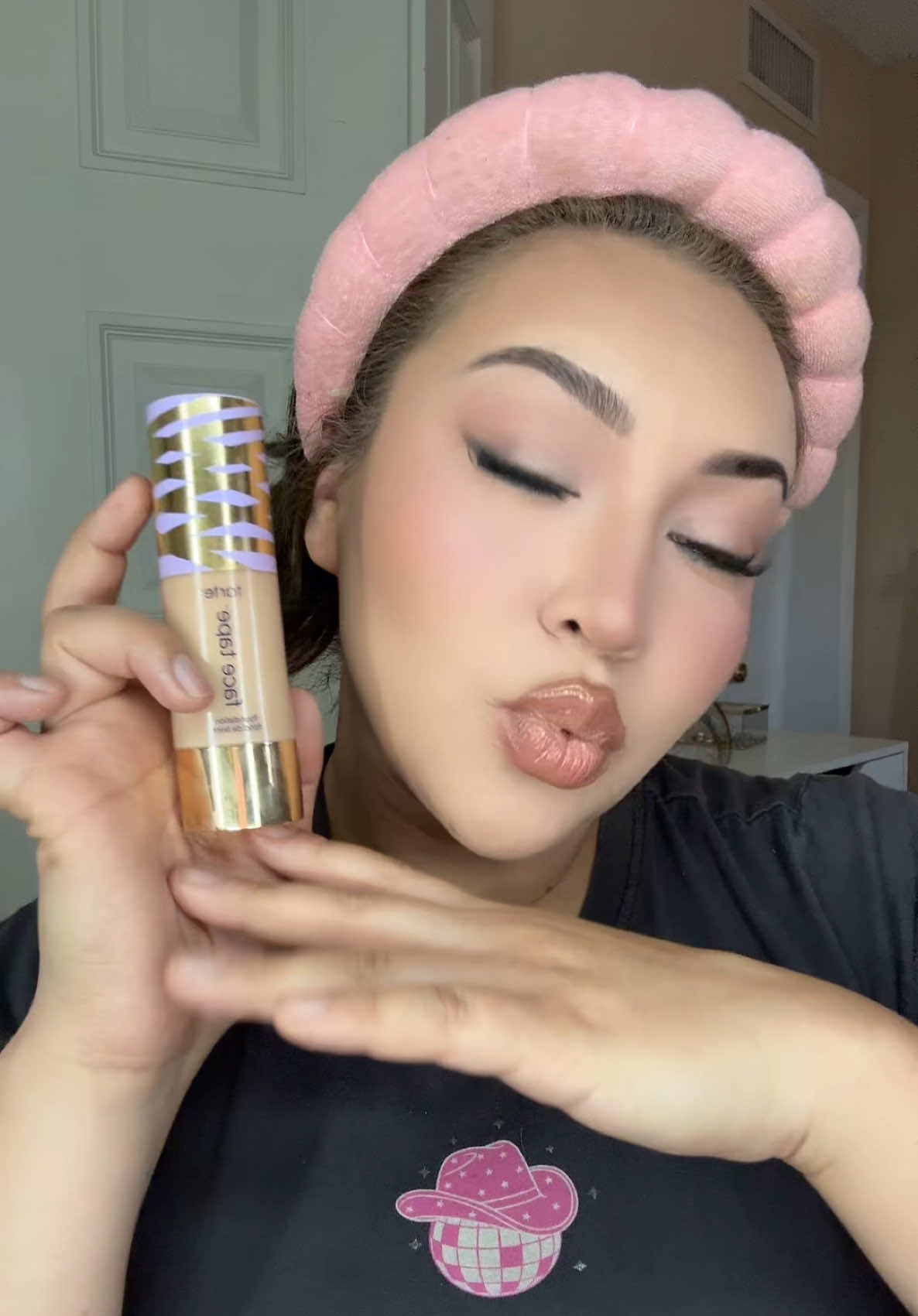 If your foundation melts off by noon… you need this😍 #tartefacetapefoundation #tartefacetape #fullcoveragefoundation #tartefoundation #makeupfoundation 