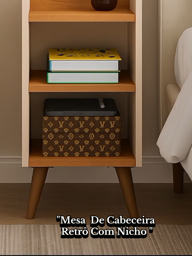 Mesa de Cabeceira Retrô com Nicho – Estilo e Organização! Dê um toque de charme e praticidade ao seu quarto com a Mesa de Cabeceira Retrô com Nicho. Compacta, funcional e moderna, ela conta com porta-celular e pés retrô, perfeita para organizar e decorar seu ambiente com estilo. #MesaDeCabeceira #DecoraçãoQuarto #EstiloRetrô ✅Link nos comentários 