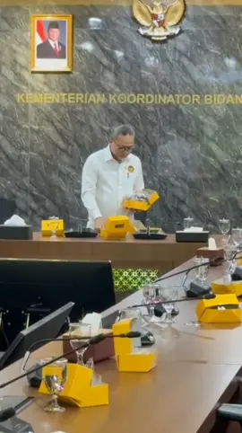 @zul.hasan adalah contoh kepemimpinan nyata kepemimpinan yang visioner dan menginspirasi. Saat baru ada usulan agar rapat di legislatif cukup air putih saja untuk efisiensi dan mengurangi sampah, Pak Zulhas justru sudah menunjukkan langkah konkret. Beliau tidak hanya bicara, tapi langsung bertindak dengan menyelamatkan Snack rapat yang masih layak dan membagikan ke staf. #zulkiflihasan  #HUTPAN  #Partaiamanatnasional  #HUT80RI  #foodwaste