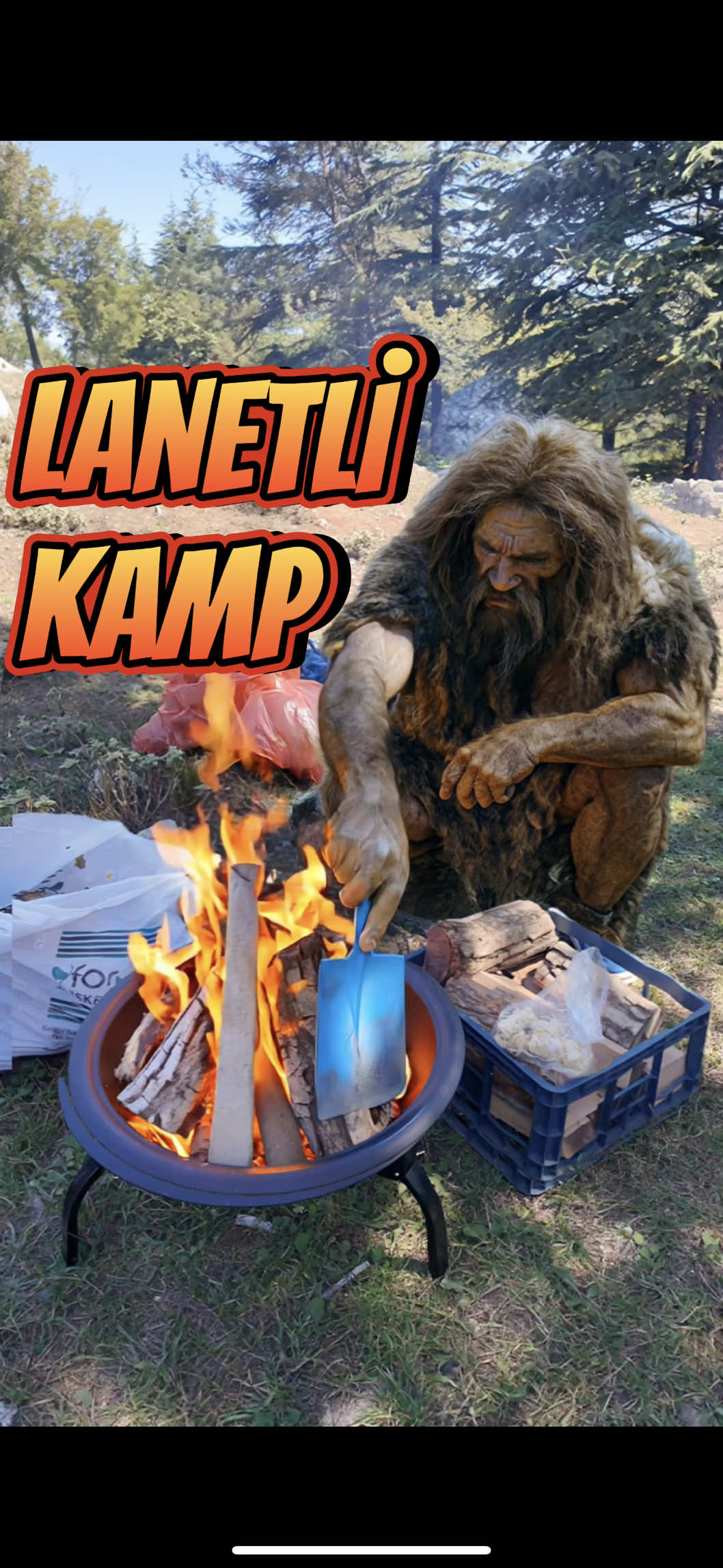 Lanetli Kamp 🔥 Marka göründüğü için mecburen •reklam. Videoda herhangi bir işbirliği yoktur. Arkadaşlarımla her haftasonu kamp yapmaya başladık. Yani artık bu bir bağımlılık gibi olmaya başladı. Mangalın dumanından mıdır bilmiyorum ama ya halisinasyon görüyorum, ya da biz gerçekten Homo Habilus’a falan dönüşmeye başladık. #kamp #homohabilus #taşdevri #eğlence #komedi #arkadaş #ortam #eğlencelivideolar #eğlencelivideo #komik #komikvideolar #shorts #youtube #Outdoors #survival