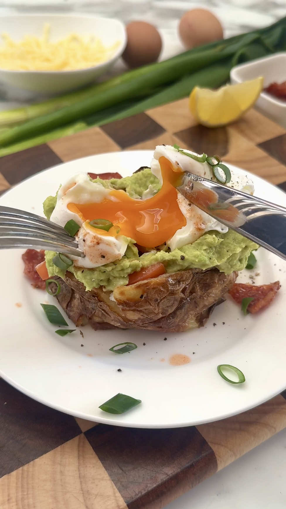 BREAKFAST JACKET POTATO 🍳 Full recipe on my substack at the link in my bio. 