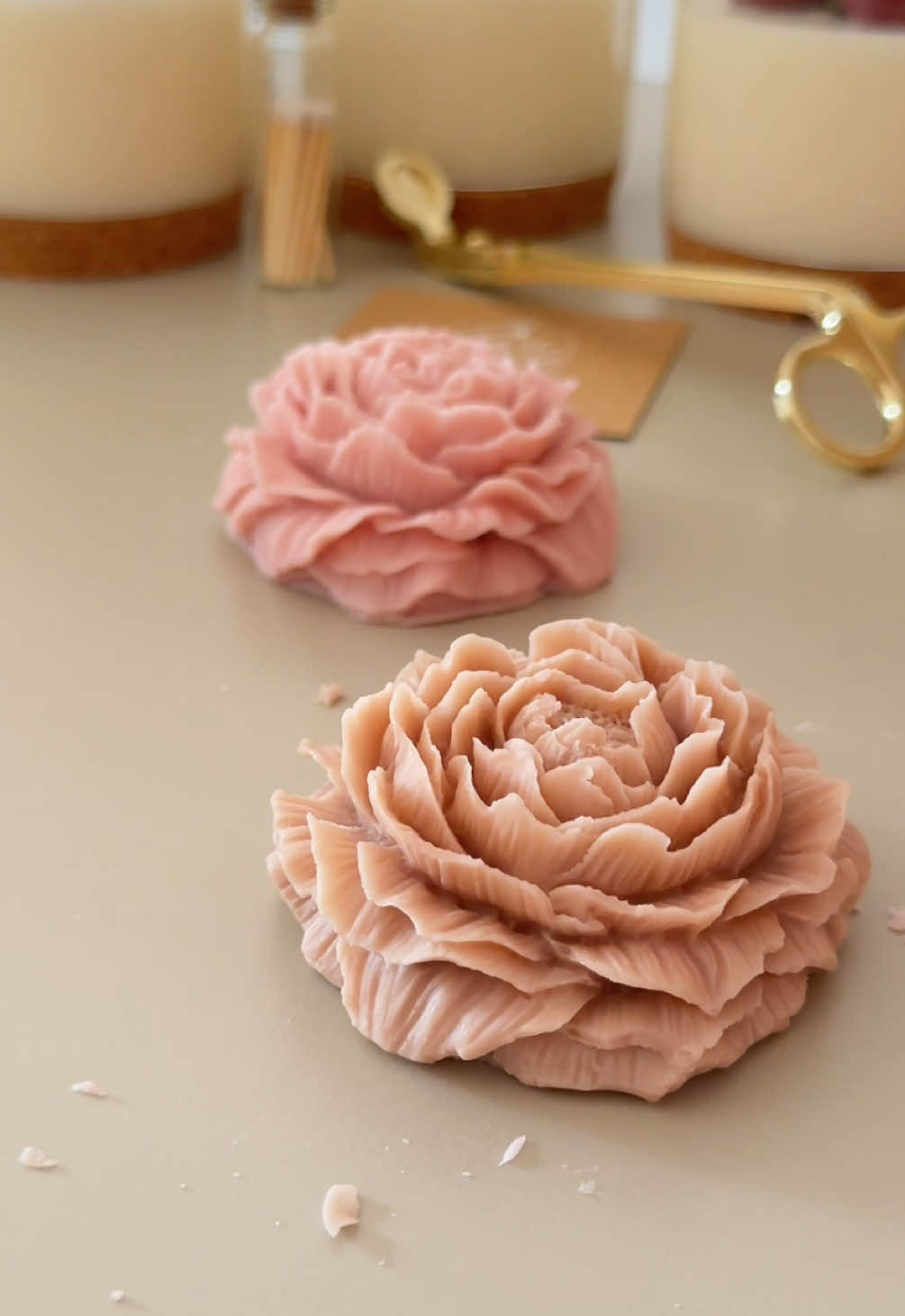 A desmoldar as flores de cera perfumada das novas velas 🫠✨ Adoramos estas peónias grandes, e tu? Será que consegues adivinhas o aroma destas duas cores? 😊 #velasaromaticas #velaspeonias #velasdesoja #velasartesanais #lembrancascasamento 