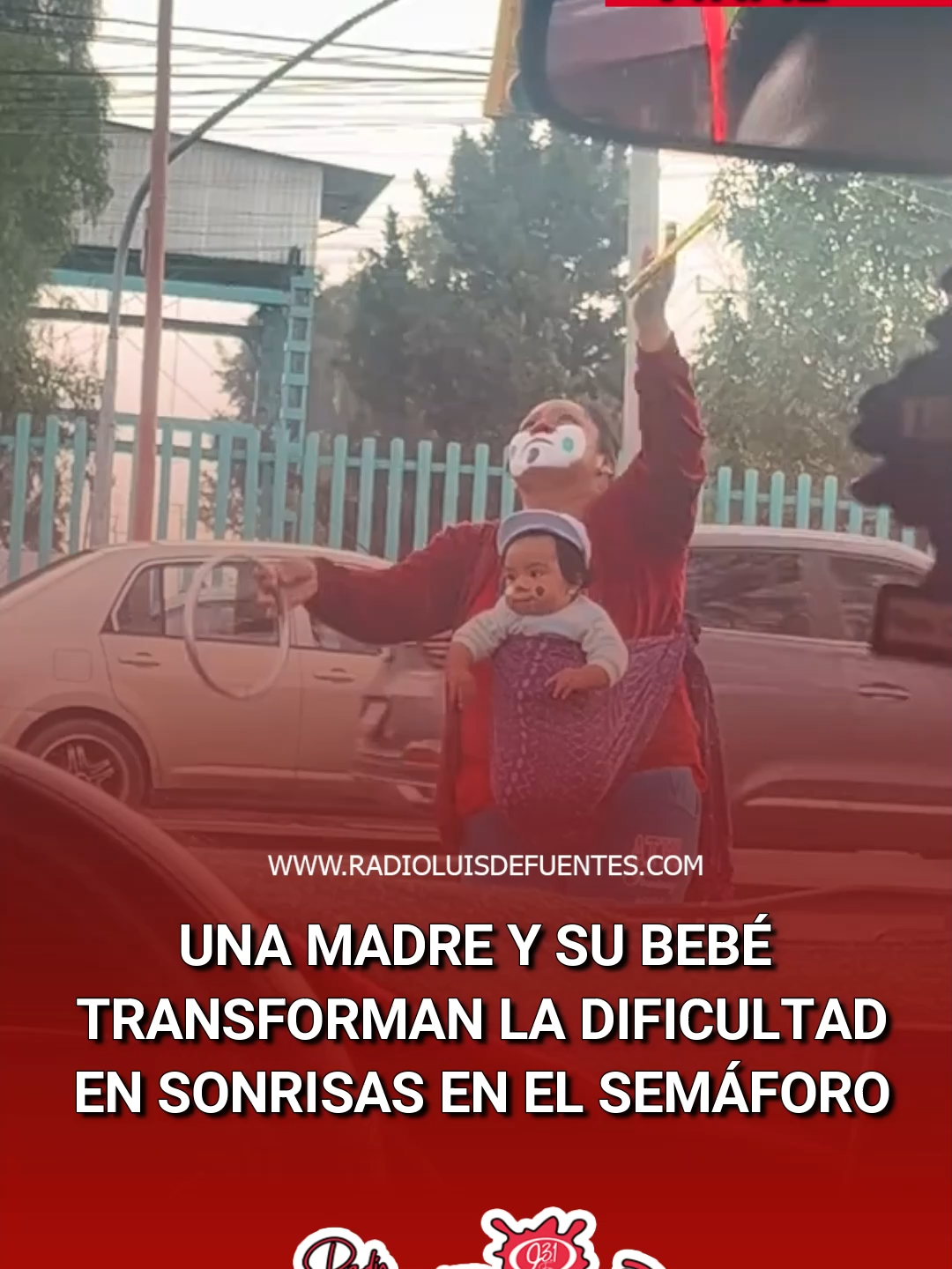 Una madre y su pequeño hijo, con las caritas pintadas de payasitos, trabajan en un semáforo para ganarse el sustento diario. Entre malabares y sonrisas, convierten la dificultad en un acto de ternura que conmueve a quienes los observan. #Viral #Semaforo #Madre #Hijo