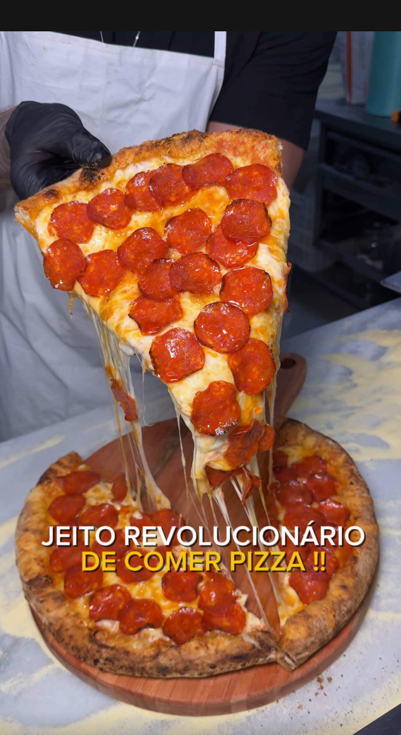 UM NOVO JEITO DE COMER PIZZA EM SP!  Quem faz é a hippos pizza que já abriu recentemente e já virou referência no quesito de pizzas.  Simplesmente lançaram uma pizza de 2 andares com muito queijo, isso aqui é sensacional! 🤩 JÁ MARCA ALGUÉM PRA PEDIR COM VOCÊ! 🔥🔥 📲 (11) 2359-8088