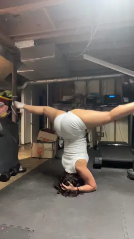 It’s always fun to work out the whole body! I been feeling so much stronger that I had the confidence to do a headstand again after two year of not!! So proud of myself 🥹 #motivated #strong #gains #fullbodyworkout 
