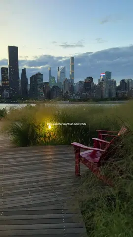 Summer nights are beginning to fade 🌆 such a bittersweet moment but I’m ready for some cozy fall nights 🤍 #latesummer #nycviews #gantryplazastatepark #summerinthecity #newyorkcity 
