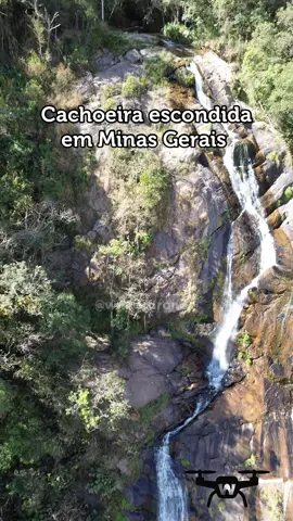 Encontramos essa queda impressionante, escondida no meio de Minas. Estávamos na parte baixa, cercados de mata e silêncio. Mas com o drone, subi 400 metros de altura e fui 800 metros além — e aí, a cachoeira se revelou inteira, gigante e selvagem. 💧✨ #CachoeiraPerdida #DroneView #MinasGerais #AchadoDoFimDeSemana #NaturezaBruta 
