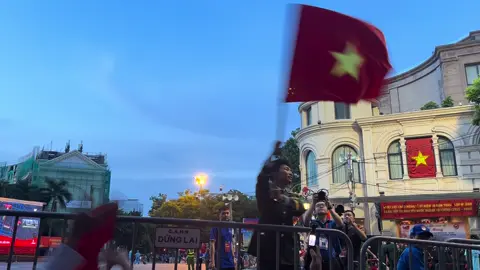 Trời ơiiiii bóc trúng sít rịt nhà nước lúc 3h sáng ở nhà hát lớn 🫰🏻 được các chú hát với nhảy cho nghe từ 3h sáng đến 6h luôn  #dieubinh #a80 #80namquockhanh #vietnam 