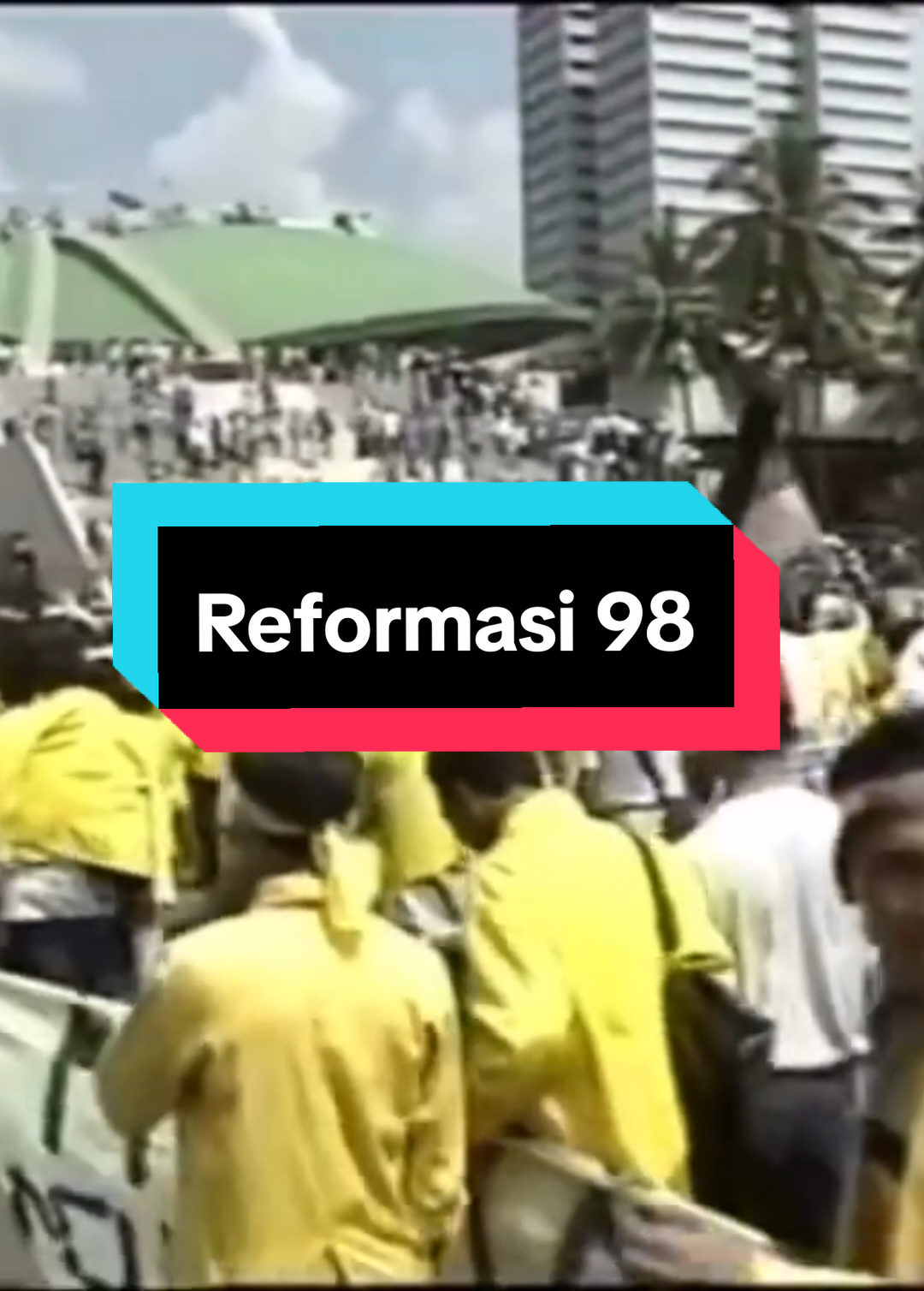 18 MEI 1998 (27thn yang lalu)... Pertama kali gedung DPR MPR berhasil didudukin MAHASISWA & RAKYAT INDONESIA #reformasi #IngatSejarah #reformasi98  #FaktaSejarah #demoreformasi 