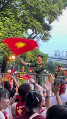 Em xin infor anh bộ đội vẫy cờ vớiiii. Anh đáng iu quáaa 💕 #a80 #bộđội #giaoluu #viral #hanoi 