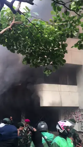 Gelombang Demontrasi dari masyarakat Indonesia. masih berlanjut. kali ini masyarakat kebali di hantam gas air mata, masyarakat meluapkan kekesalan nya kepada Pasilitas umum.  Mari Kawal dan tuntaskan #rakyatsipil #aksi28agustus2025 #demojakarta #rakyatsipil #demojakartahariini @Prabowo @akun.asli.kepolisian @kapolri @polresmetrobekasi1 @polresmetrojaya_ @poldametrojaya 