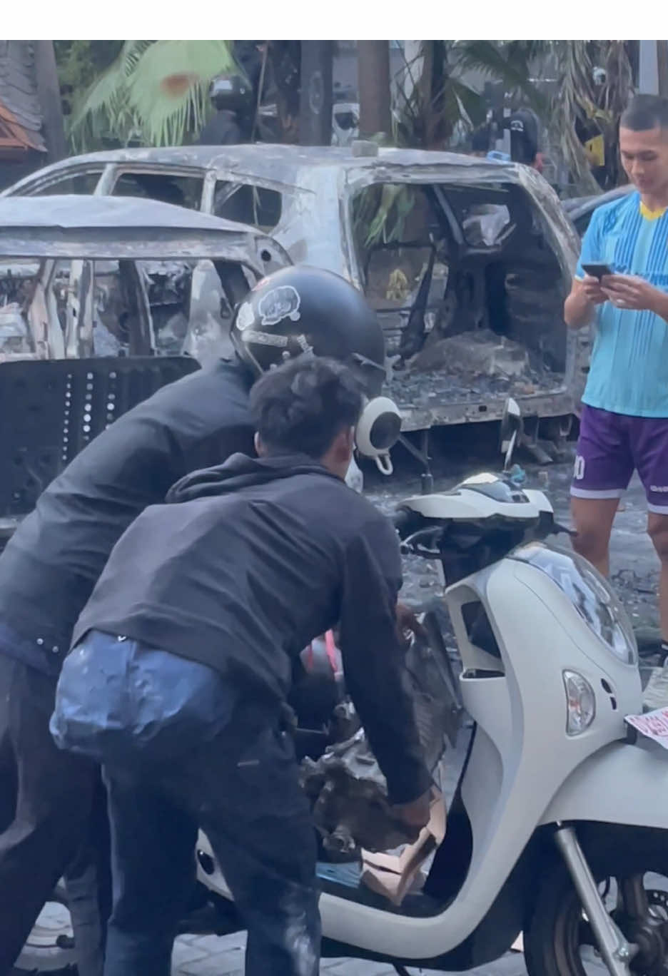 Kondisi jln pettarani dan gedung dprd makassar pasca demo sanggat memprihatikan, warga menyaksikan gedung yang habis terbakar dan beberapa orang lainnya menjarah besi-besih sisa dari puing puing kendaraan dan bangunana yang terbakar  #CapCut #demodpr #makassar #gedungdprdterbakar #rayapbesi  #ahmadsahroni 