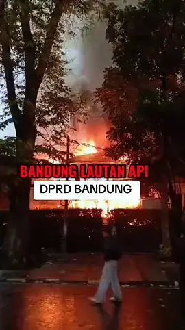BANDUNG LAUTAN API 🔥🔥🔥 #beritahariini #beritaterkini #beritaviral #demobandung #bubarkandpr 