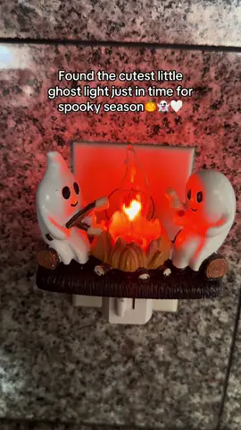 This is the cutest little ghost light just in time for spooky season!🤍👻🎃 #halloween #spookyseason #halloweendecor #halloweenfinds #ghostnightlight 