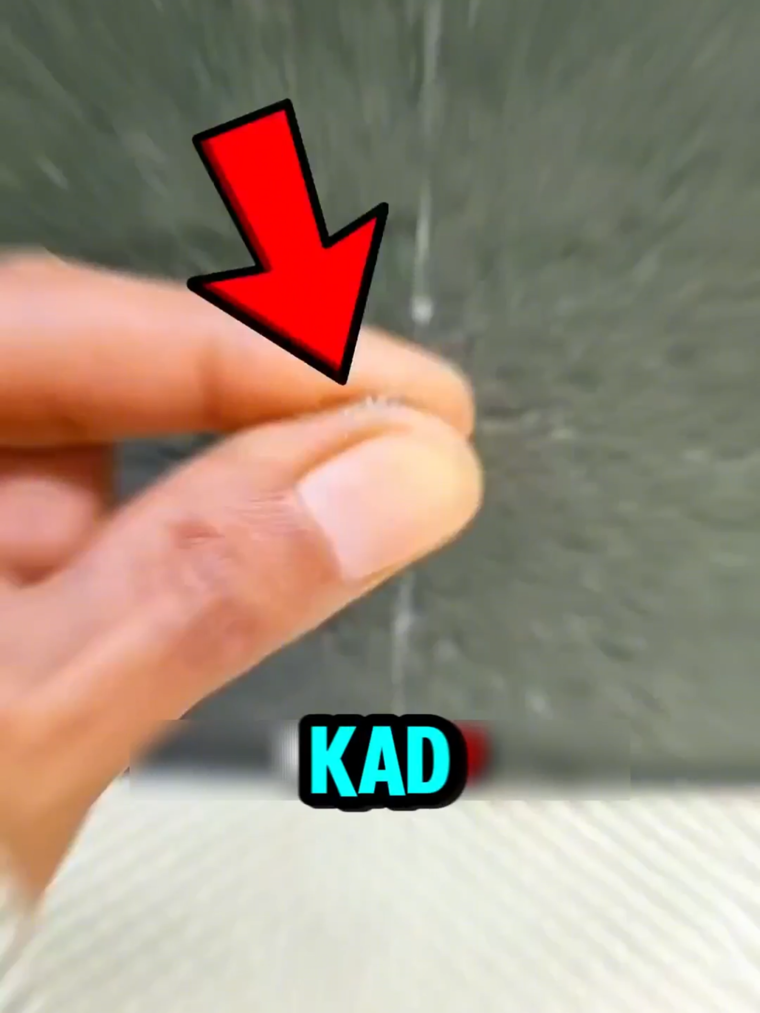 Super lepak VS. prsti: EVO KO JE POBEDIO 🚨 #fyp  Zalepio si prste super lepkom? Ovo je najbrži, bezbedan način kako odlepiti prste i skinuti super lepak sa kože. U prvim sekundama ne vuci prste na silu, jer tako možeš oštetiti kožu. Umesto toga koristi so i toplu vodu. Ova metoda pomaže da se super lepak opusti i da prsti bezbedno kliznu jedan od drugog. Prati korake: pospi malo soli direktno po lepku, dodaj toplu vodu i lagano trljaj. Za većinu ljudi ovo radi brzo i bez iritacije, idealno kada je lepak na prstima. Ako ti je pomoglo i želiš još praktičnih trikova, podrži video i ostavi komentar kako ti je prošlo. Piši i koji trik želiš sledeći. #shorts #smesniklipovi #srbija #viralno #trending #zanimljivosti #balkan #reakcije #superlepak #trikovi #uradisam #lifehacks
