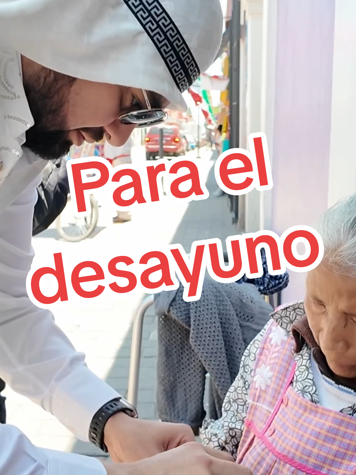 Nos encontramos a doña Mari que no había comido nada en todo el día y quisimos cambiar su día. #parati❤️ #regalandosonrisas #cadenadeamor #ayuda #ayudandoapersonas 