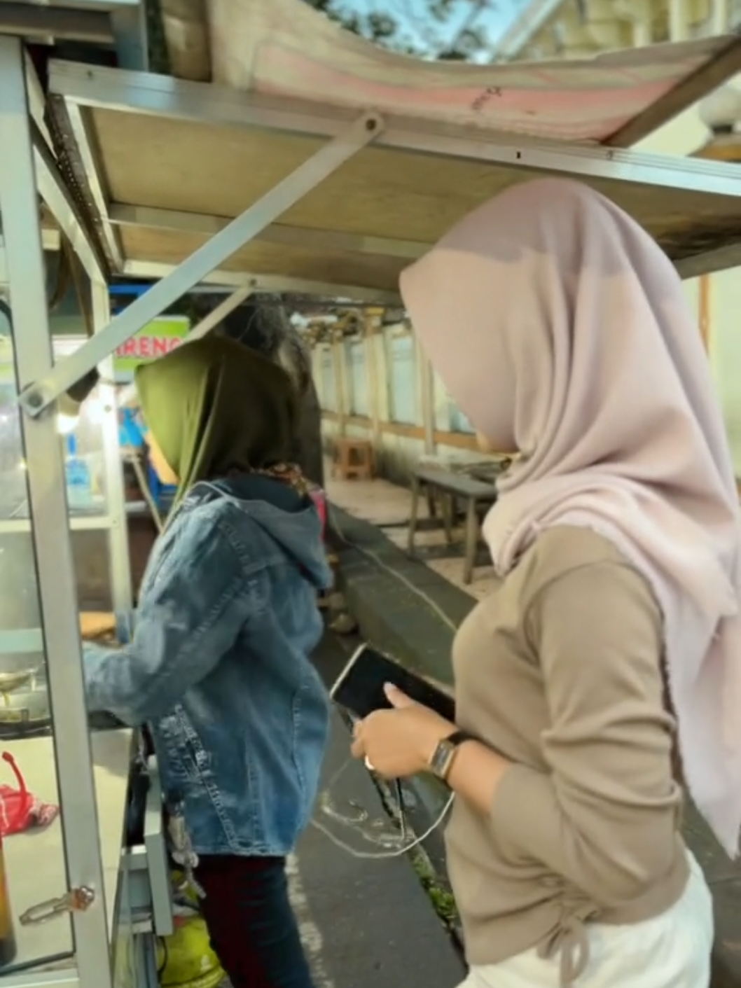 akhirnyaaa.. setelah resmi bercerai, mas Arhan menepati janjinya nganter beli telor gulung.. makaasiii yaa zeze 😌😌