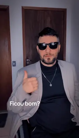 “Vergonha? Só de não viver de verdade” Não tenho vergonha de ser cadeirante. Minha cadeira não limita minha alma, meus sonhos ou meu valor. Ela é apenas uma parte da minha jornada, não a definição de quem eu sou. Vergonha deveria ter quem está vivo, com saúde, com todas as oportunidades nas mãos, mas não vive. Quem se fecha, reclama de tudo, e não enxerga as bênçãos que já possui. Muita gente passa a vida buscando coisas maiores — e isso é justo, é parte do crescimento. Mas esquecer de agradecer pelo que já se tem, pelo que já se conquistou, é como negar os presentes que Deus já colocou em nossas mãos. Ter ambições é bom, mas a gratidão é o que sustenta o coração no caminho. Não é a cadeira que me limita, mas a mente de quem acha que só existe uma forma de viver plenamente. Eu vivo, eu sorrio, eu erro, eu aprendo, eu agradeço. E sigo em frente — com ou sem rodas — de cabeça erguida.