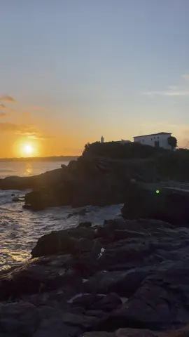 🌅✨ O pôr do sol no verão em Cabo Frio é um verdadeiro espetáculo da natureza. E quando acontece ali pertinho do Forte São Mateus, o cenário fica ainda mais mágico. O céu se pinta de tons dourados e alaranjados, refletindo no mar calmo e trazendo aquela sensação de paz que só esse lugar sabe proporcionar. Um momento perfeito para contemplar, agradecer e guardar na memória. 💛 #CaboFrio #PorDoSol #ForteSãoMateus #VerãoNoLitoral #NaturezaPerfeita  