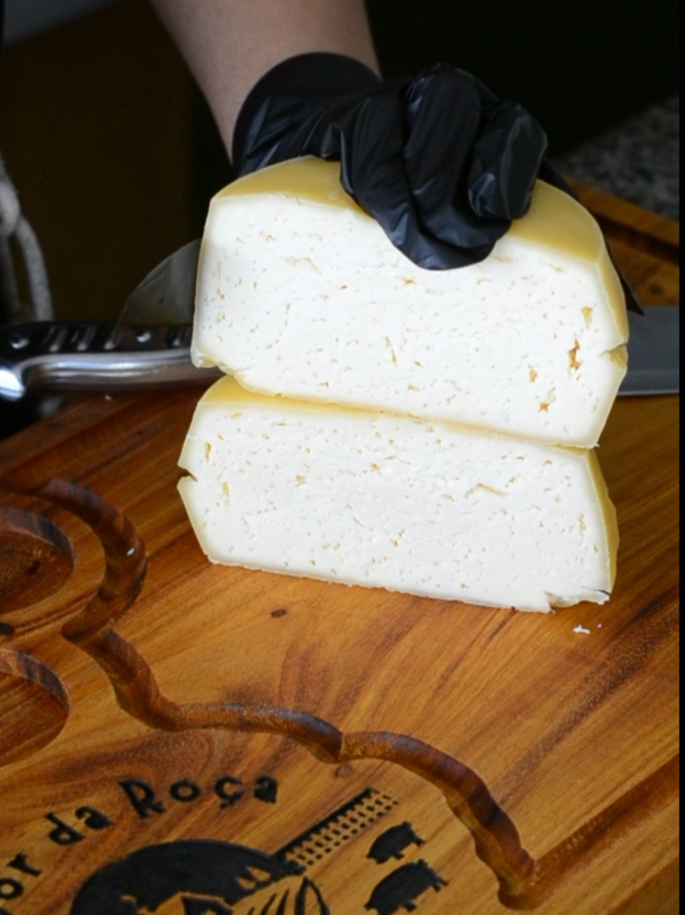 ✨🧀 Queijo curado tipo Minas, direto da nossa região de Cachoeiras de Macacu! Feito com leite de vaca puro da fazenda, ele preserva todo o sabor e a tradição da roça. Com o sal no ponto certo e um sabor marcante, é impossível não se apaixonar. Quem prova, sempre volta! 💛 📍Nossa loja está localizada na Ribeira, Rua Naotaro Kawae, nº 60 – CEP 28692-360, Cachoeiras de Macacu – RJ. Estamos próximos ao retorno e à UPA da Ribeira . . . . . #queijominas #queijoartesanal #queijocurado #cachoeirasdemacacu #roça