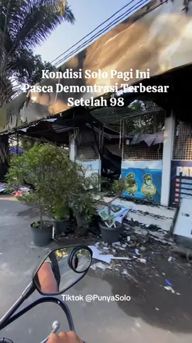 📺 Laporan Pagi dari Solo 📺 Pasca demonstrasi terbesar setelah 1998, kondisi Kota Solo pagi ini masih dipenuhi dengan aktivitas aparat yang berjaga di sejumlah titik. Sejumlah ruas jalan tampak ramai oleh warga dan kendaraan, meski sebagian masih tersisa kerusakan” aksi semalam. Hingga saat ini, situasi terpantau kondusif, namun kewaspadaan tetap dijaga. #BreakingNews #SoloUpdate #BeritaTerkini #Indonesia #ACAB 