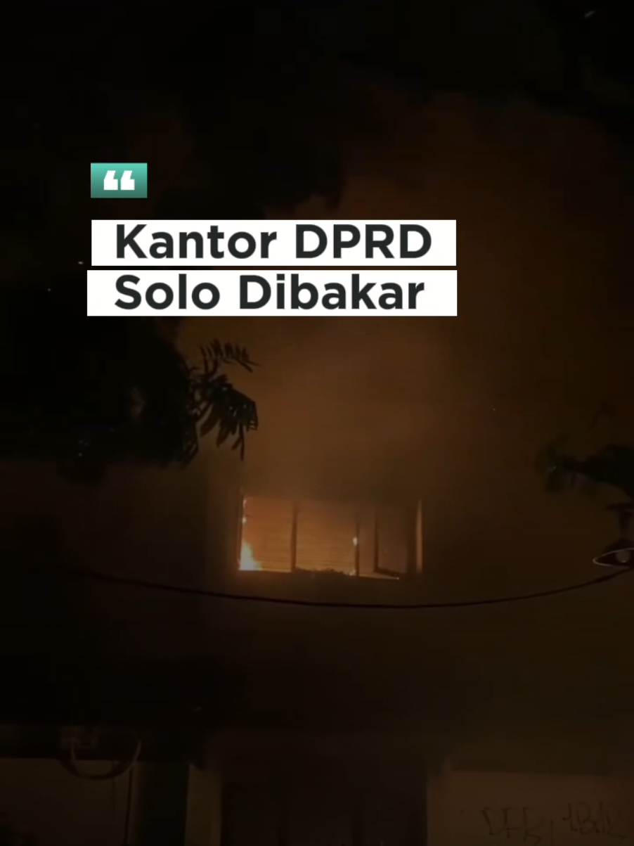 Kantor DPRD Kota Solo dibakar, situasi di berbagai kota di Indonesia memanas buntut dari berbagai sikap dan pernyataan para elit yang dirasa menyinggung perasaan rakyat, mulai dari Tunjangan DPR, Joget2, Pembekuan rekening, Pembebasan Koruptor maupun pernyataan2 yang dianggap seolah sengaja menantang rakyat dan puncaknya ialah 1 korban nyawa seorang driver Ojol melayang. Kemarahan rakyat ini seolah letupan yang telah disimpan, sebuah emosi yang lama ditahan karena ketidakberdayaan, sebuah wujud dari suasana rakyat yang lama memendam penderitaan, tentu jika sudah begini tak perlu lagi mencari siapa yang menang dan siapa yang kalah namun lebih bagaimana Indonesia harus berbenah, kalau dari statusnya Ikhsan Skuterr 