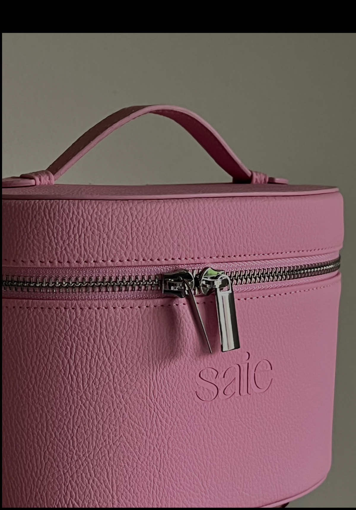 What’s in my @Saie mini pink vanity case 🌸💞 @Diorbeauty @Valentino.Beauty @Rare Beauty @YSL Beauty @Haus Labs by Lady Gaga @chanel.beauty #makeup #saievanitycase #pinkaesthetic #itgirl #flatlay 